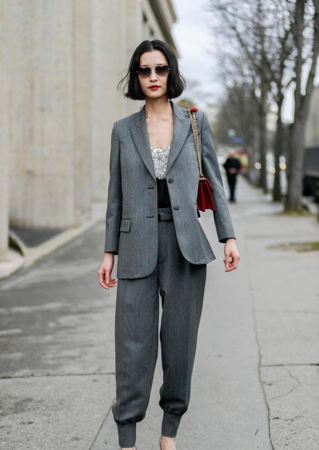 奶奶最爱的"锥形裤"又重回时尚圈,上宽下窄,显瘦又时髦!