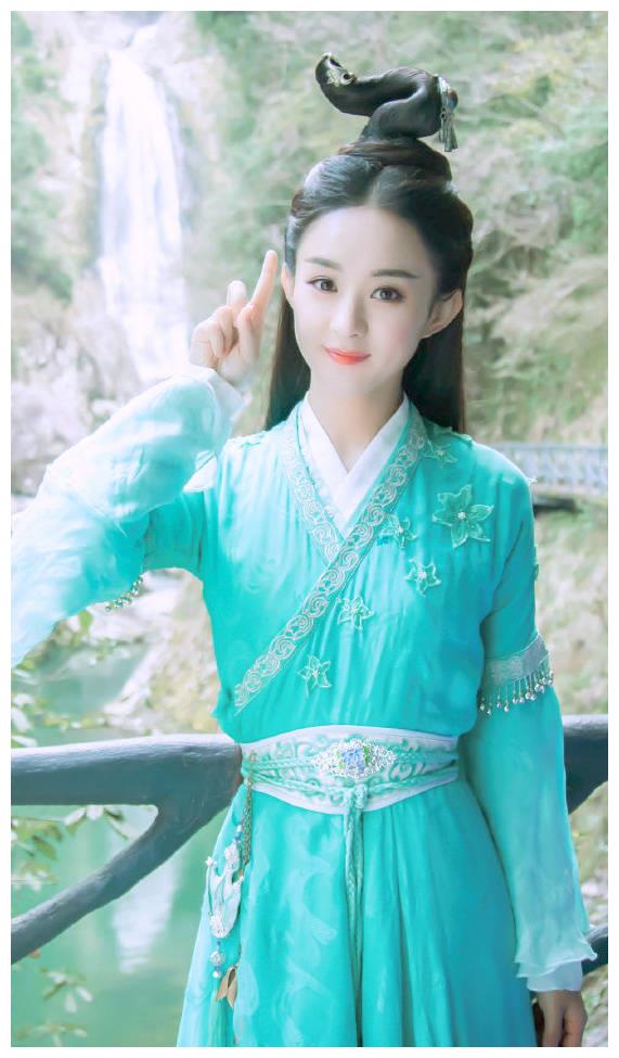 《青云志》里面的碧瑶一身湖水绿的装扮也是俏皮女神范十足呢