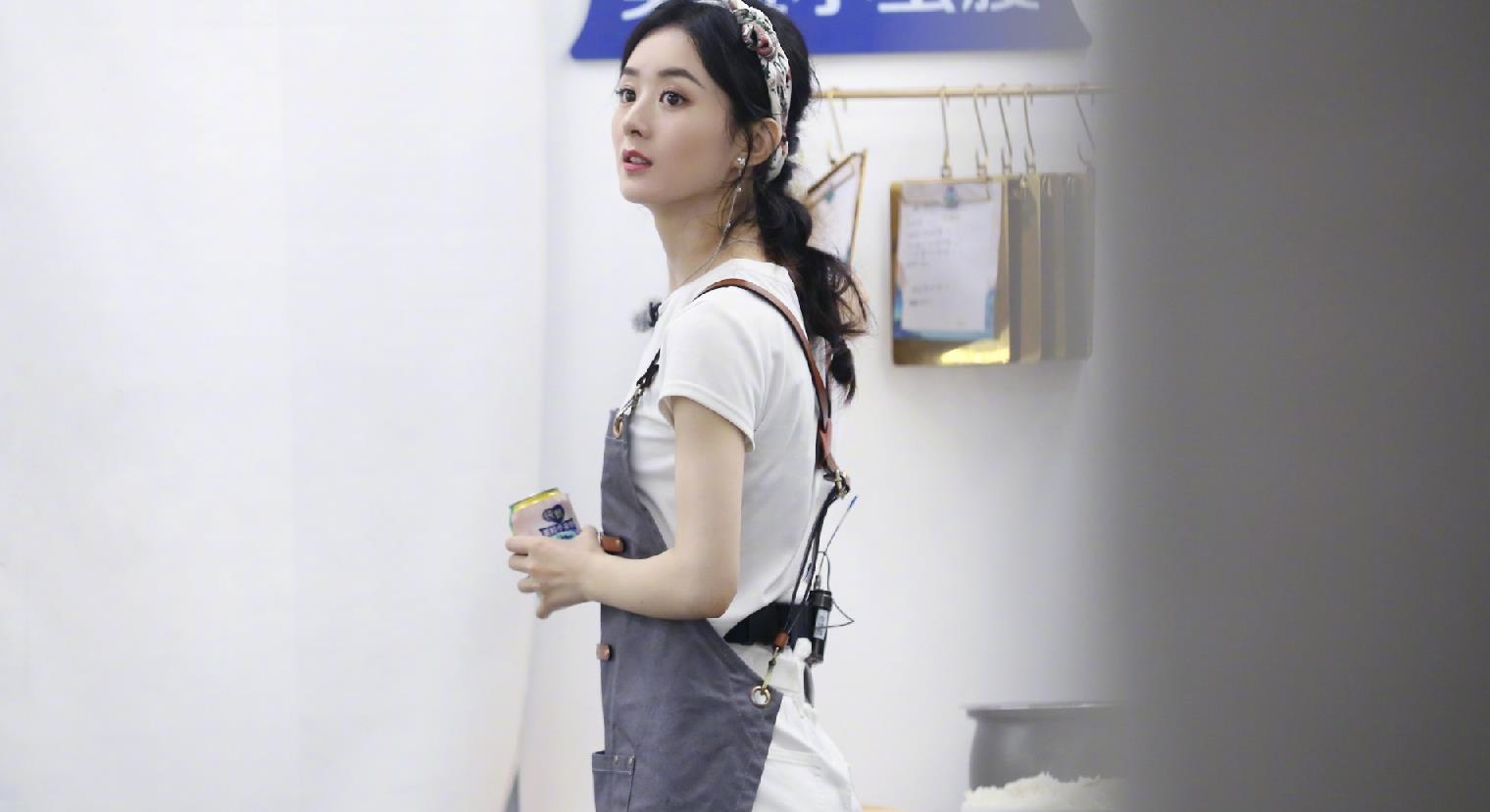33岁赵丽颖好绝,白色印花t恤配牛仔裤清新甜美,满满的少女感_高清图集