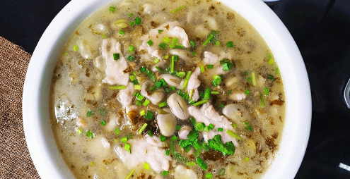 【酸菜蚕豆肉片汤】——【制作主料】:鲜香蚕豆300克,里脊肉250克