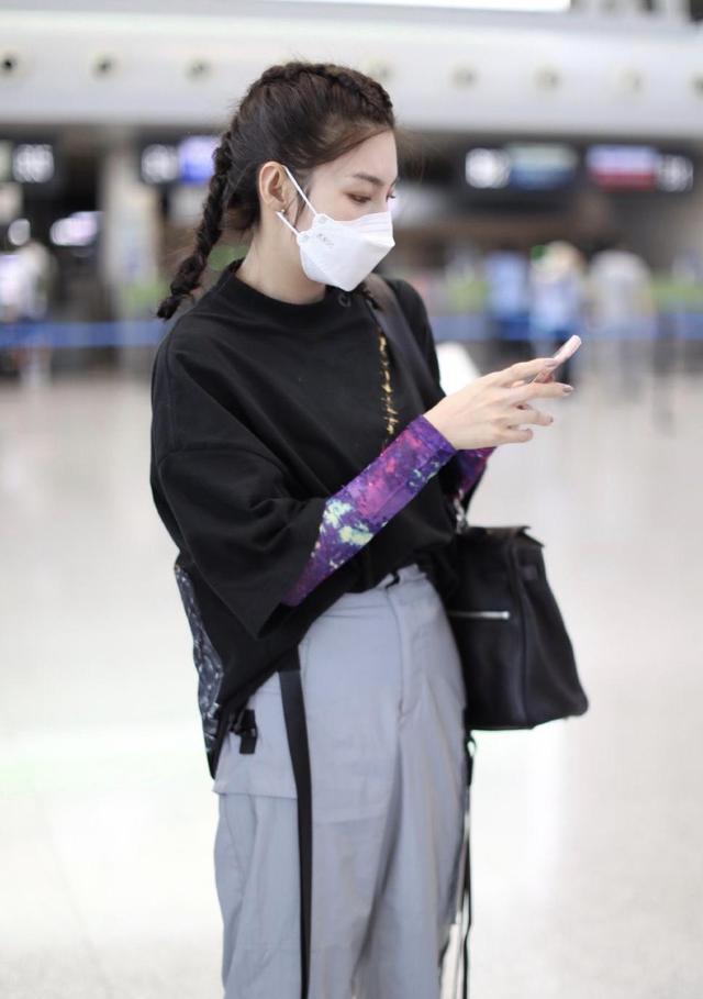 张雨绮不仅敢爱敢恨还敢穿,穿黑t恤配运动裤,拳击辫超能撑场面