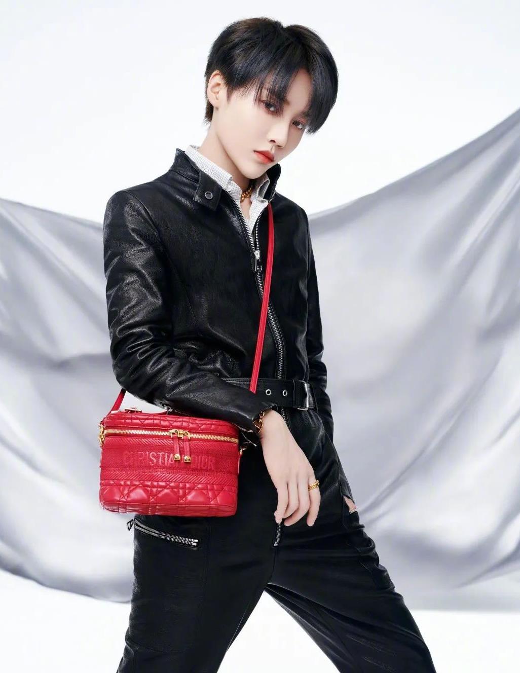 刘雨昕穿搭太酷了,干练短发潇洒随意,一身皮衣满满的冷酷气息