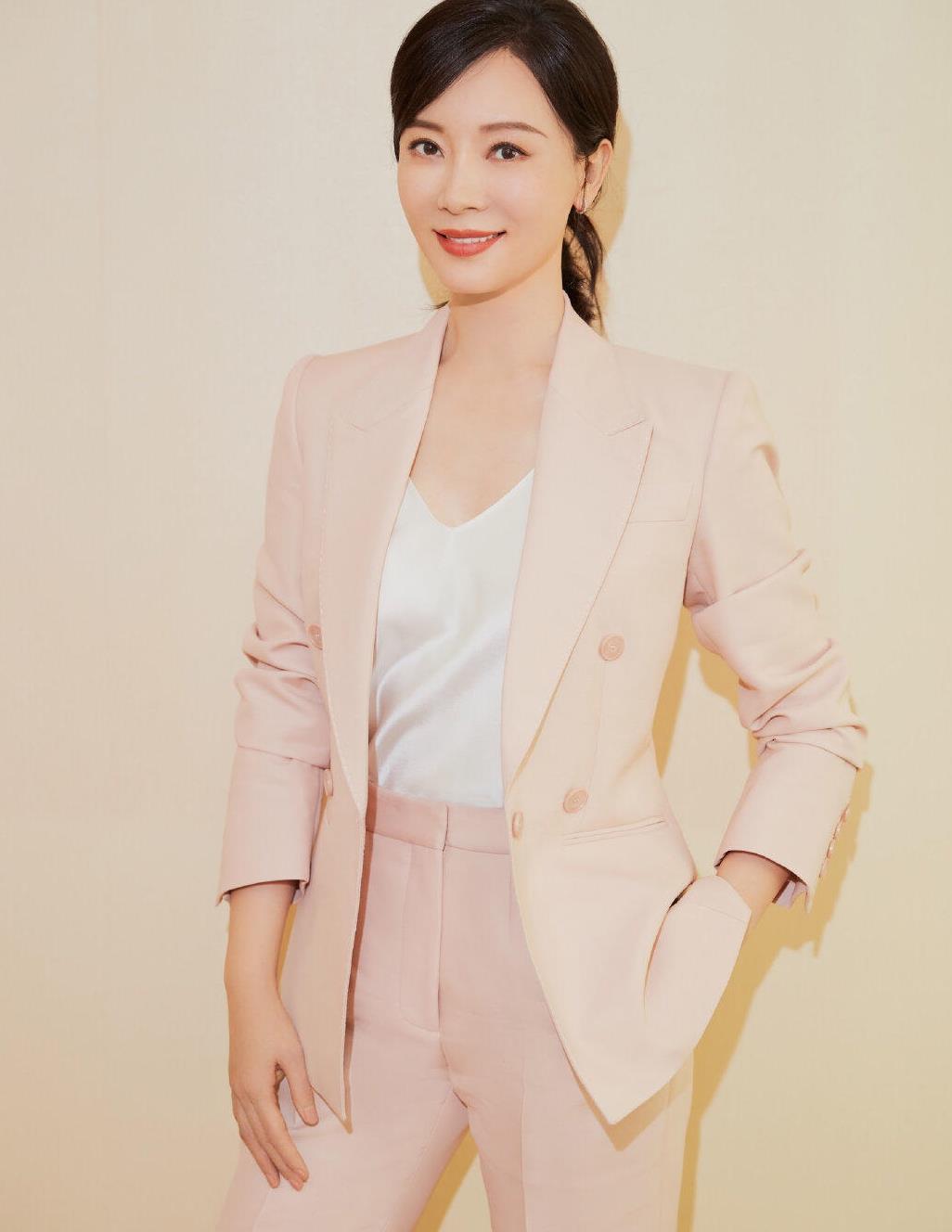 陈数虽然已是"阿姨"年龄,穿上粉色西服气质开挂,高贵又减龄!