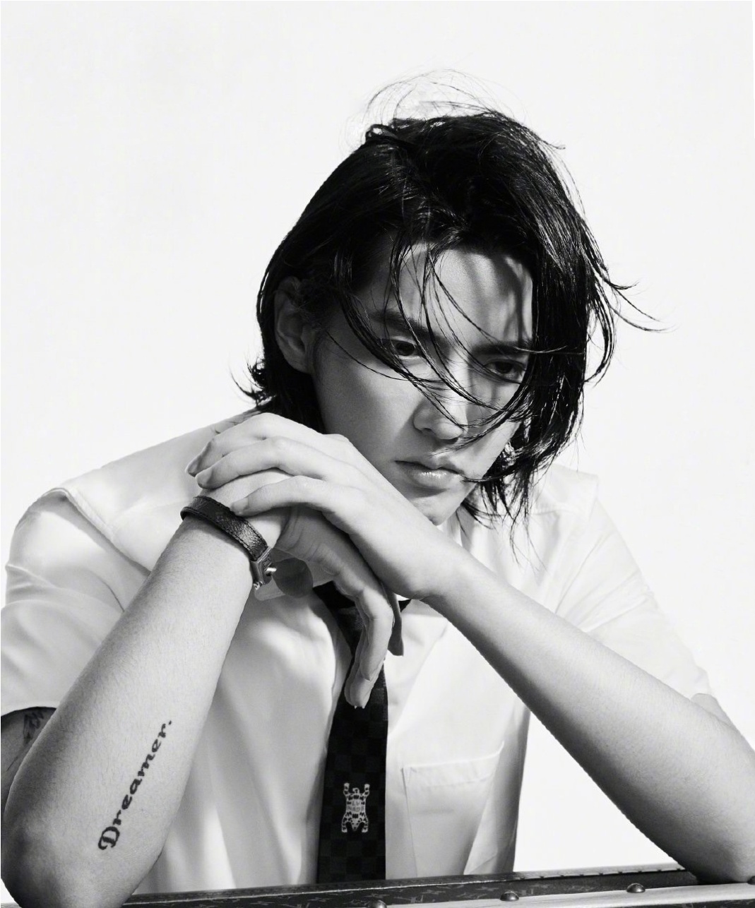 吴亦凡果真是帅气型男,黑白大片好高级,科技感十足_高清图集_新浪网