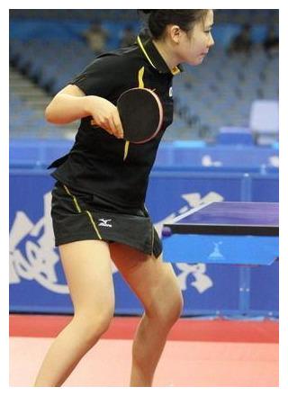 福原爱早期比赛超短裙,双腿纤细笔直,更苗条,长相更朴素自然!