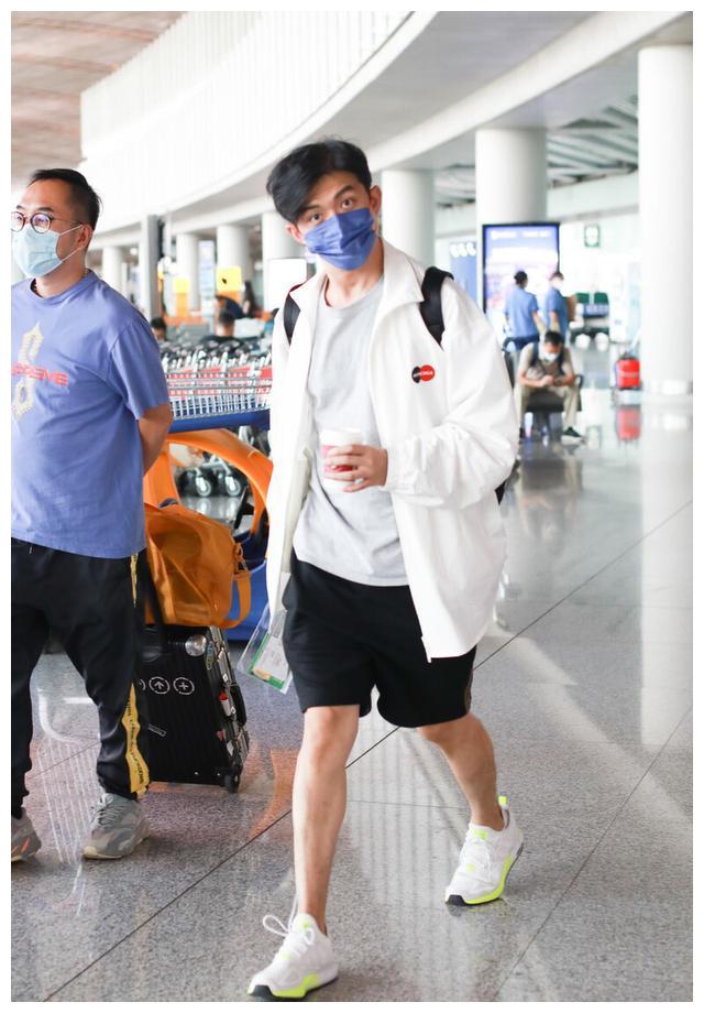 "许幻山"李泽锋现身机场,黑白穿搭很帅气,三七发型很迷人