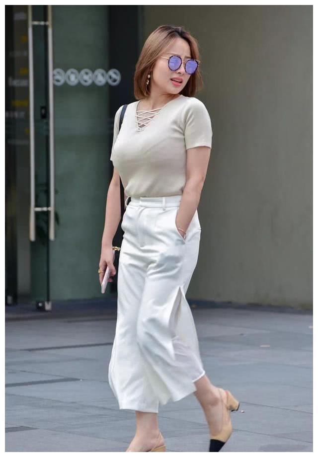 街拍紧身v领t恤衫的妹子傲娇而凸出回眸一笑百媚生