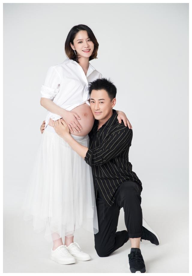 林峰官宣当爸!晒与老婆孕期甜蜜合影,一家三口一起握拳太萌