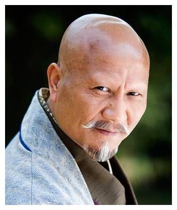 中毒导致秃顶无眉,计春华现场演恶人笑吓坏观众,57岁遗憾离世