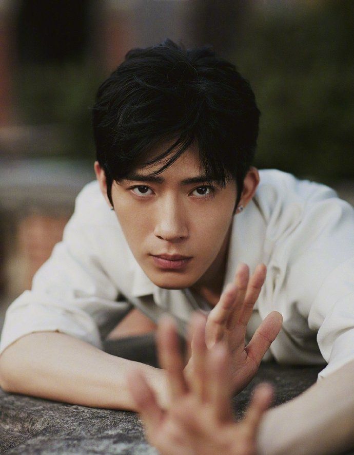 井柏然自拍照漏出,身穿白色衬衫搭配灰色裤子,尽显阳光帅气