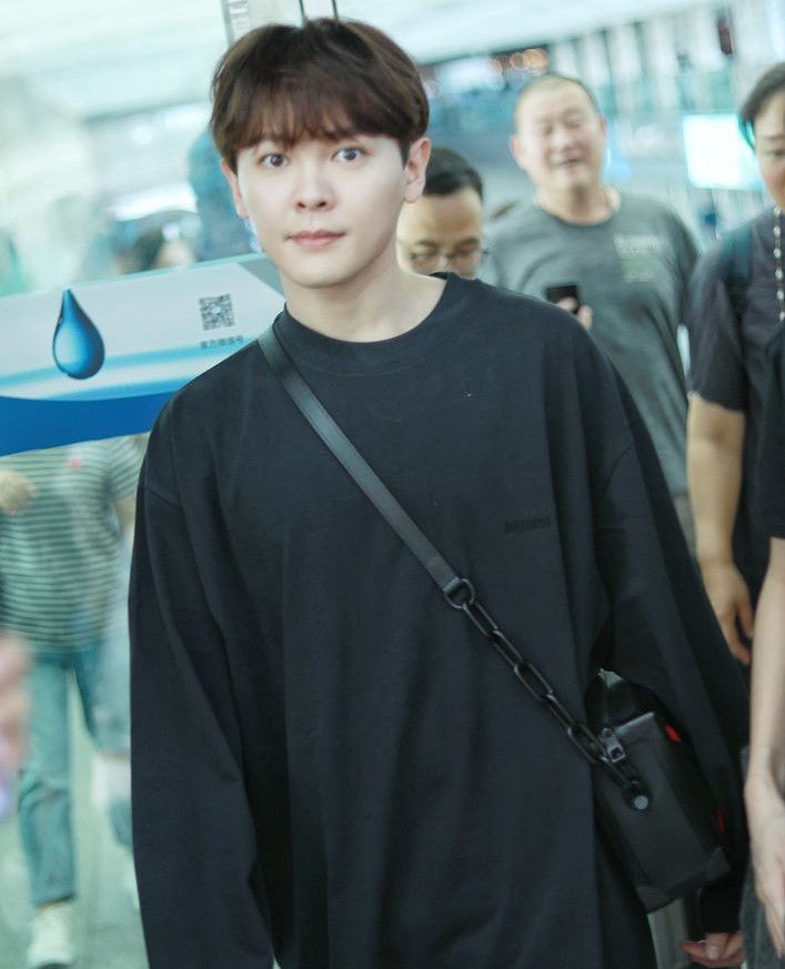 好酷一男的!尤长靖全黑look系搭机,素颜颜值在线