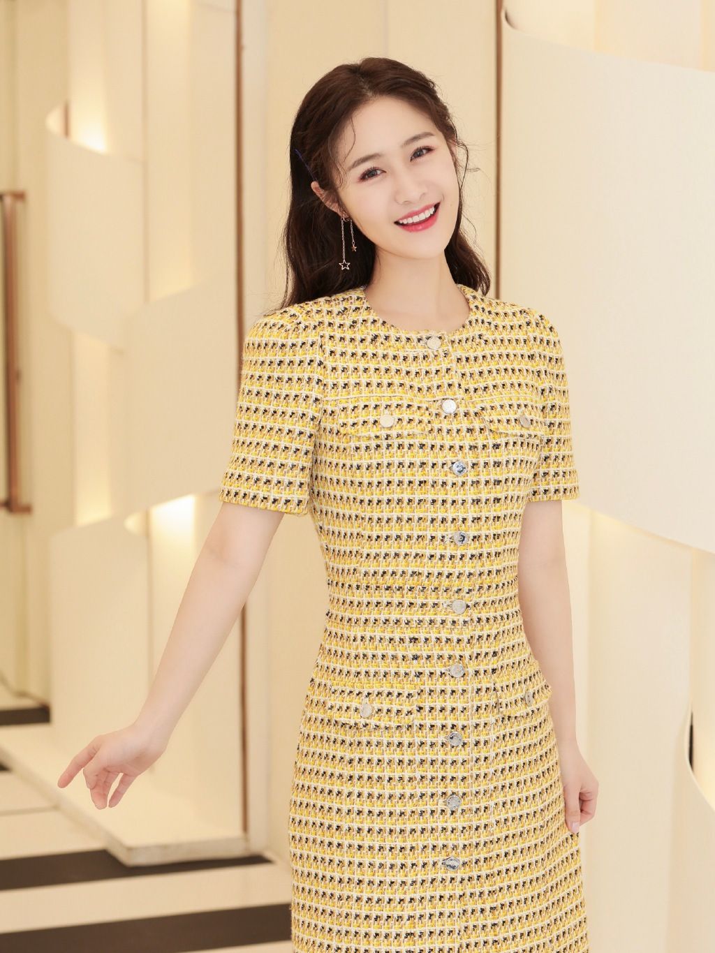 百变少女梁田,甜美的笑容和时尚可爱的乖巧造型,你中意她吗?