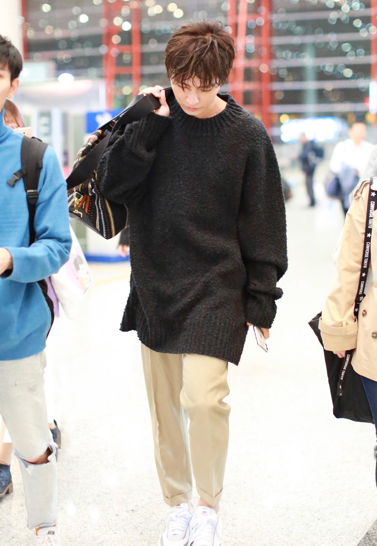 34岁炎亚纶少年气十足穿黑色毛衣搭直筒裤温暖又帅气