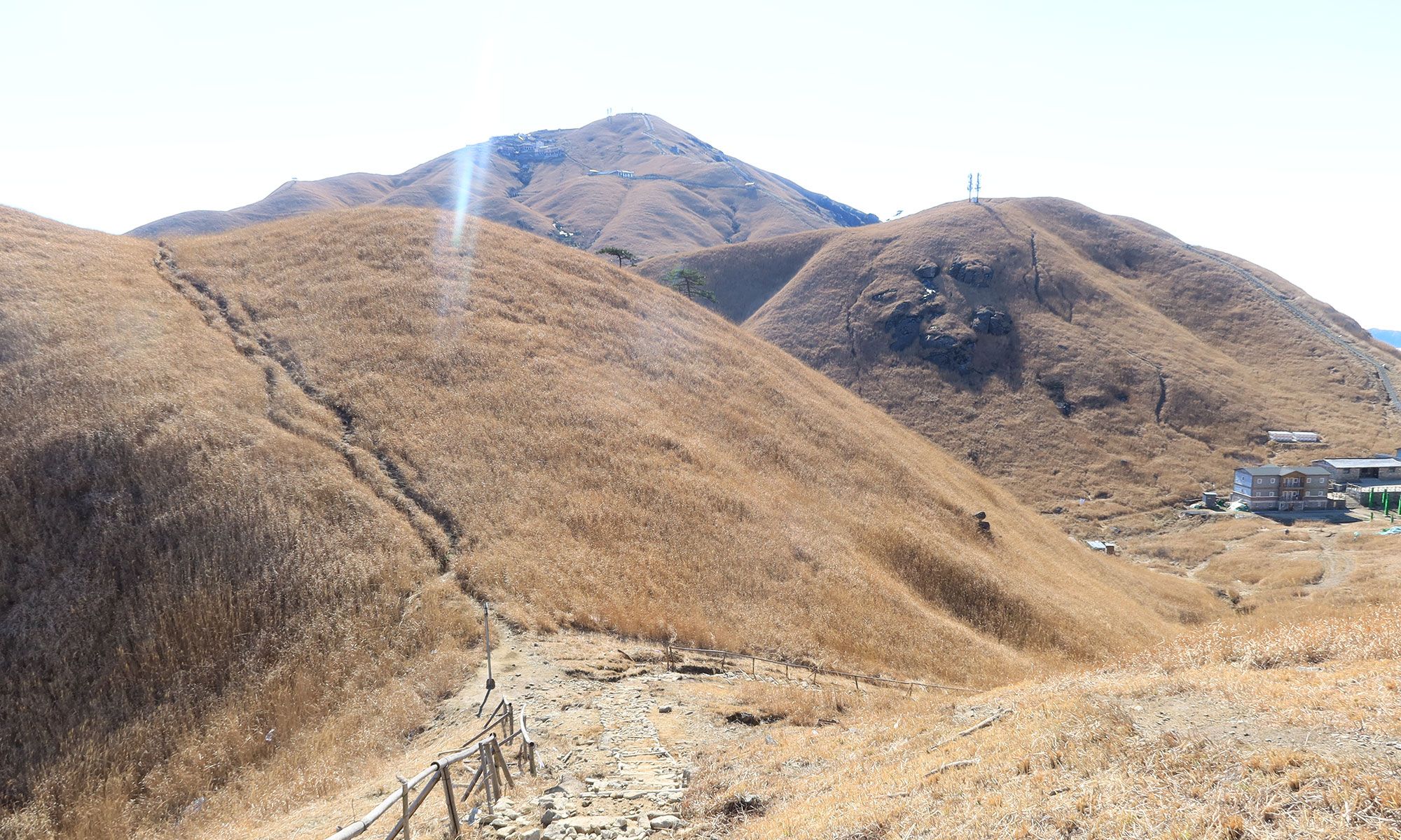 冬日里爬武功山绝望坡,翻过一座山又见一座山,游客:傻眼了