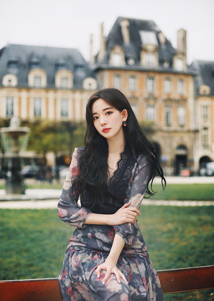 温柔婉约的女子穿上碎花长裙,安安静静的美丽让人陶醉