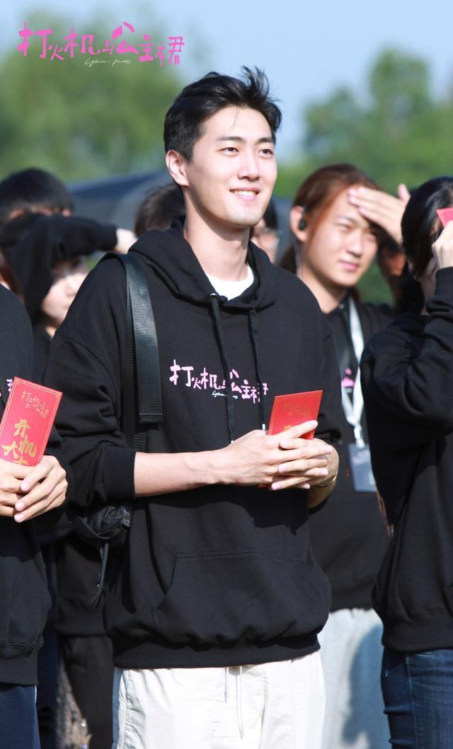 李嘉灏出席打火机与公主裙开机仪式