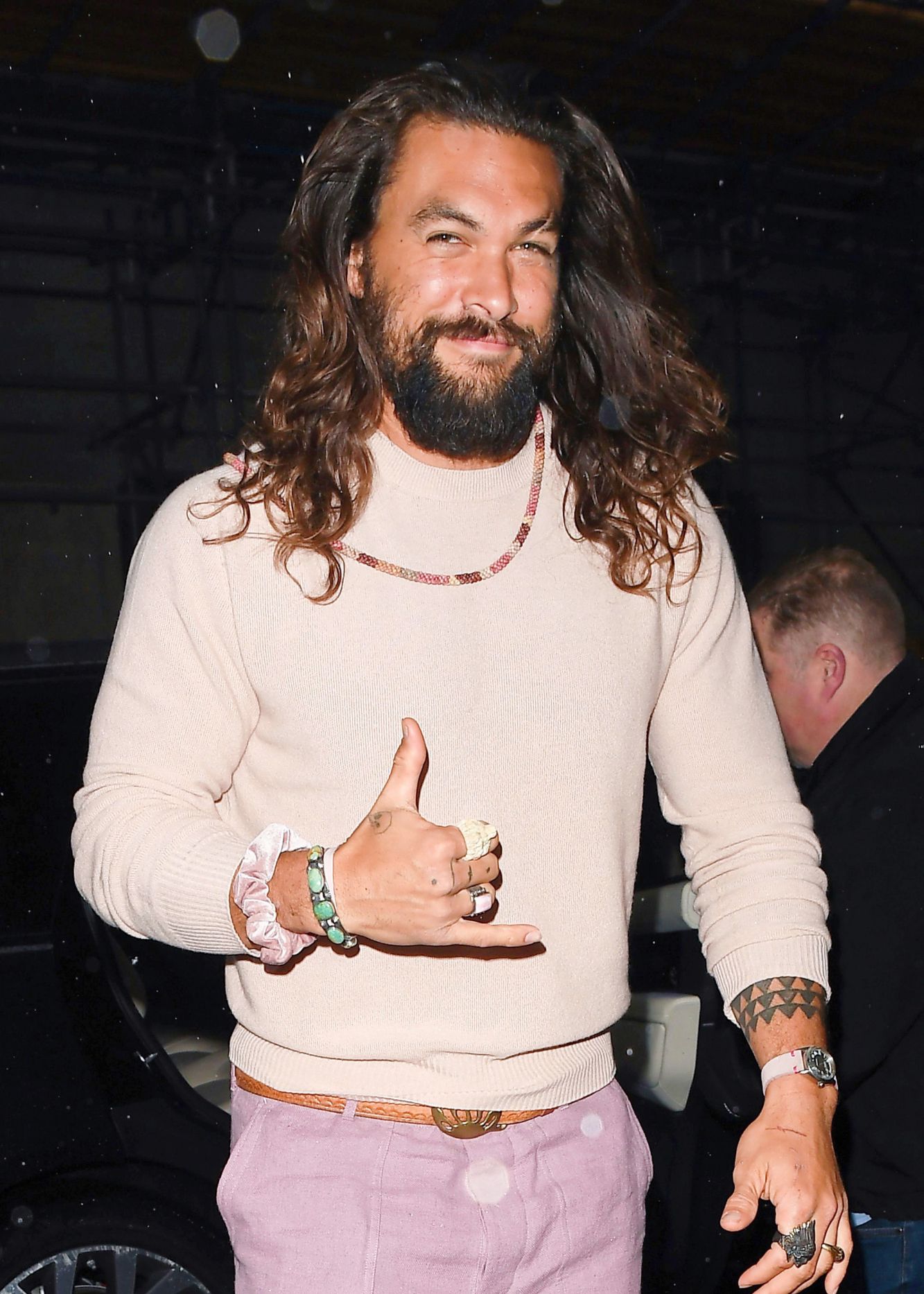 "海王"杰森·莫玛,宽松毛衣遮不住胸肌,粉裤子暴露硬汉少女心