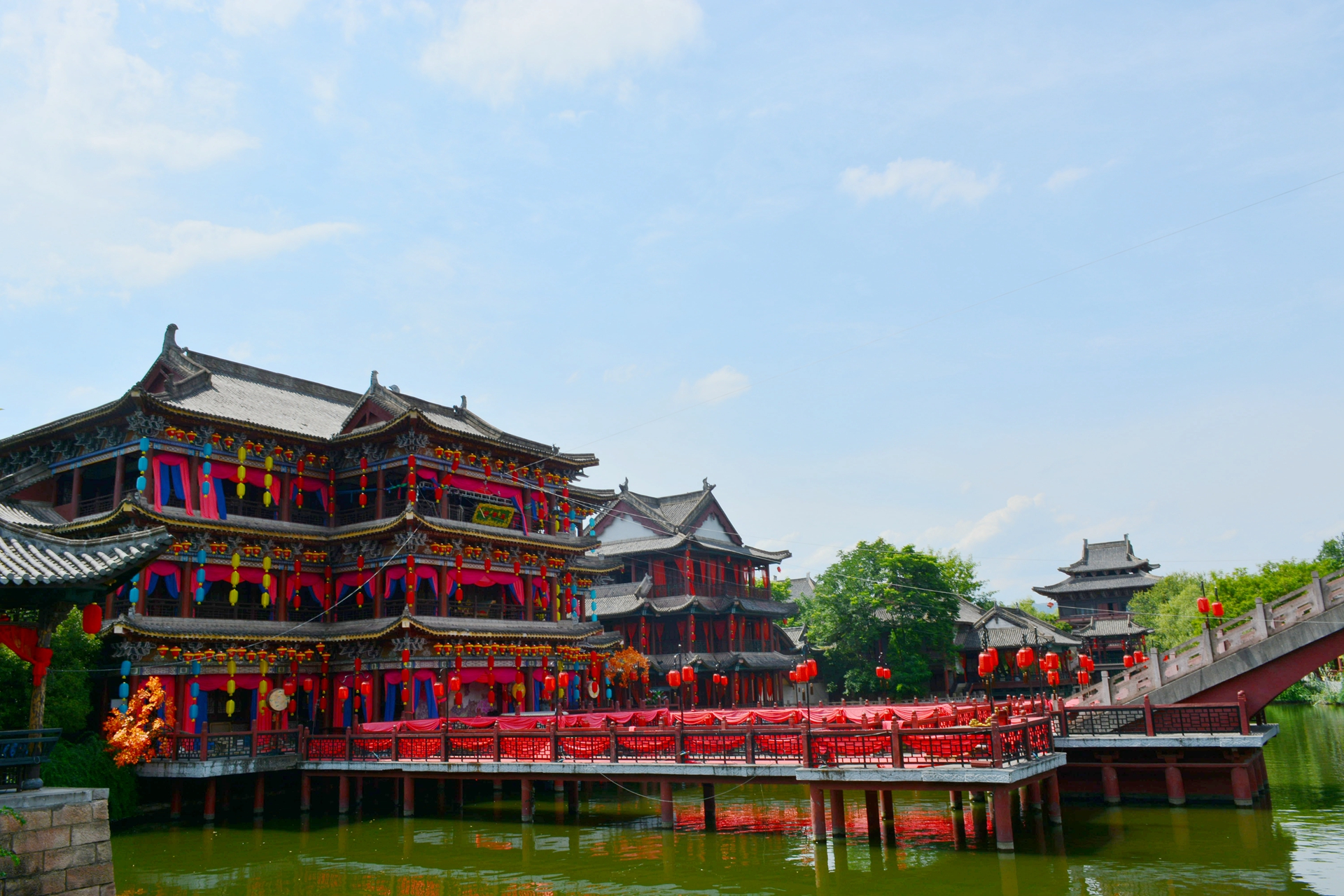 清明上河图人在画中游横店虽假但光明正大假成5a景区