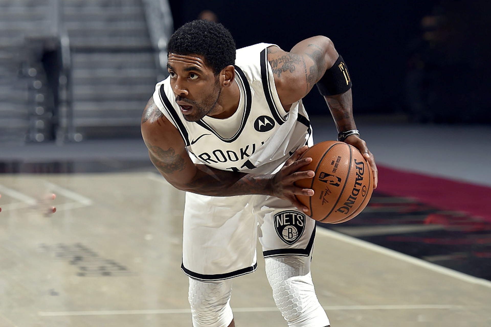 欧文复出即输球相比勇士四巨头或许一个球真不够篮网三巨头分