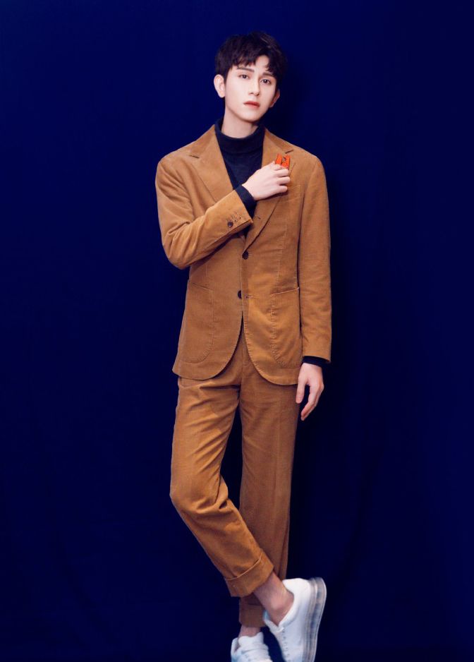 朱赞锦棕色西装穿搭超帅气,搭配小狐狸胸针,展现梦幻氛围