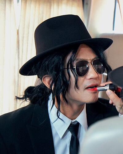 在这次节目中邓超也是模仿了一把迈克尔·杰克逊啊