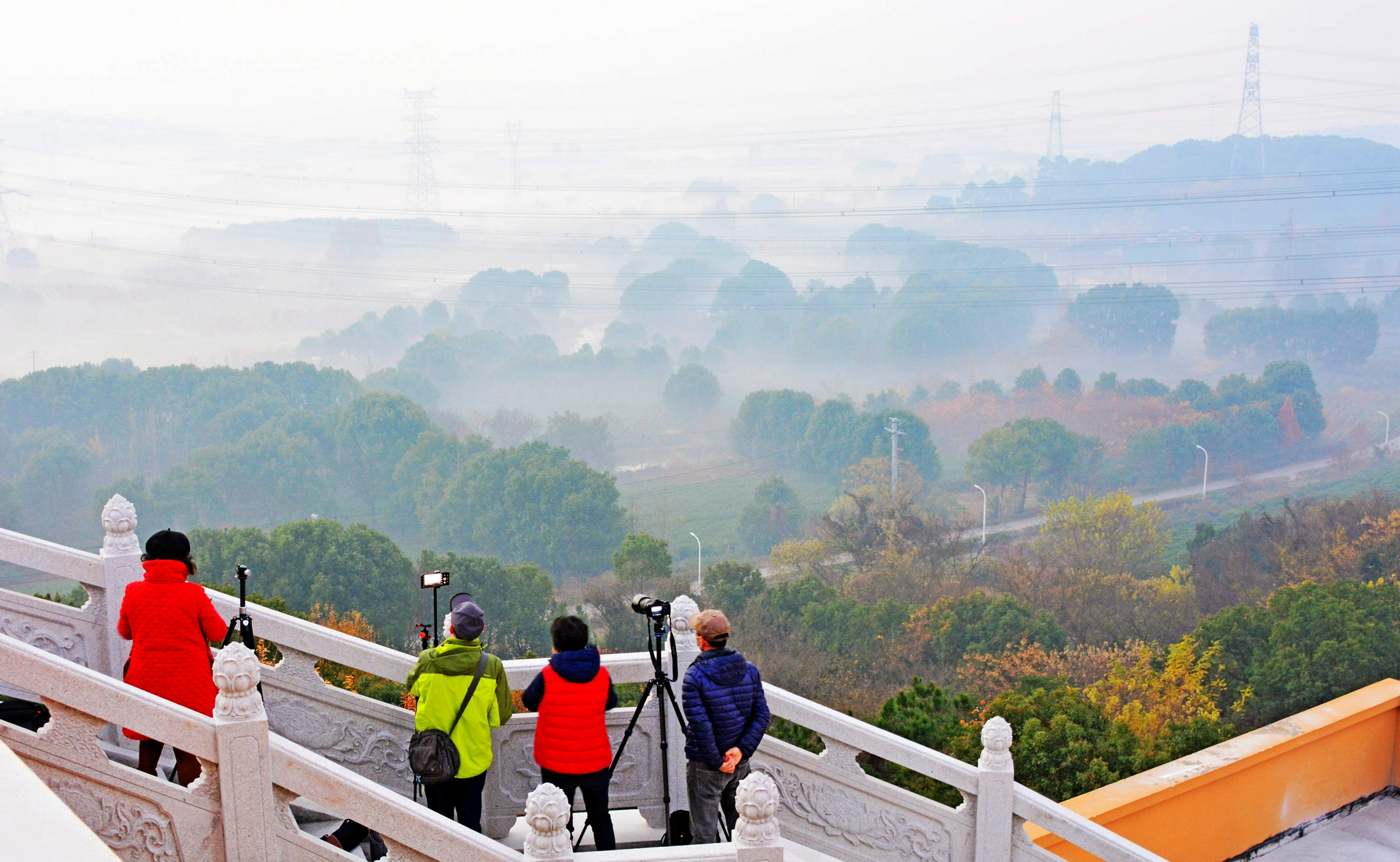 2021年12月10日,江苏无锡斗山.朦胧的雾中山村别有一番意境.