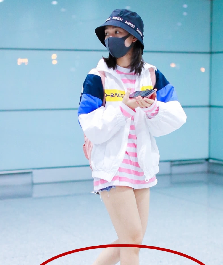 火箭少女的机场照,傅菁杨超越段奥娟袜子搭拖鞋,什么时尚操作?