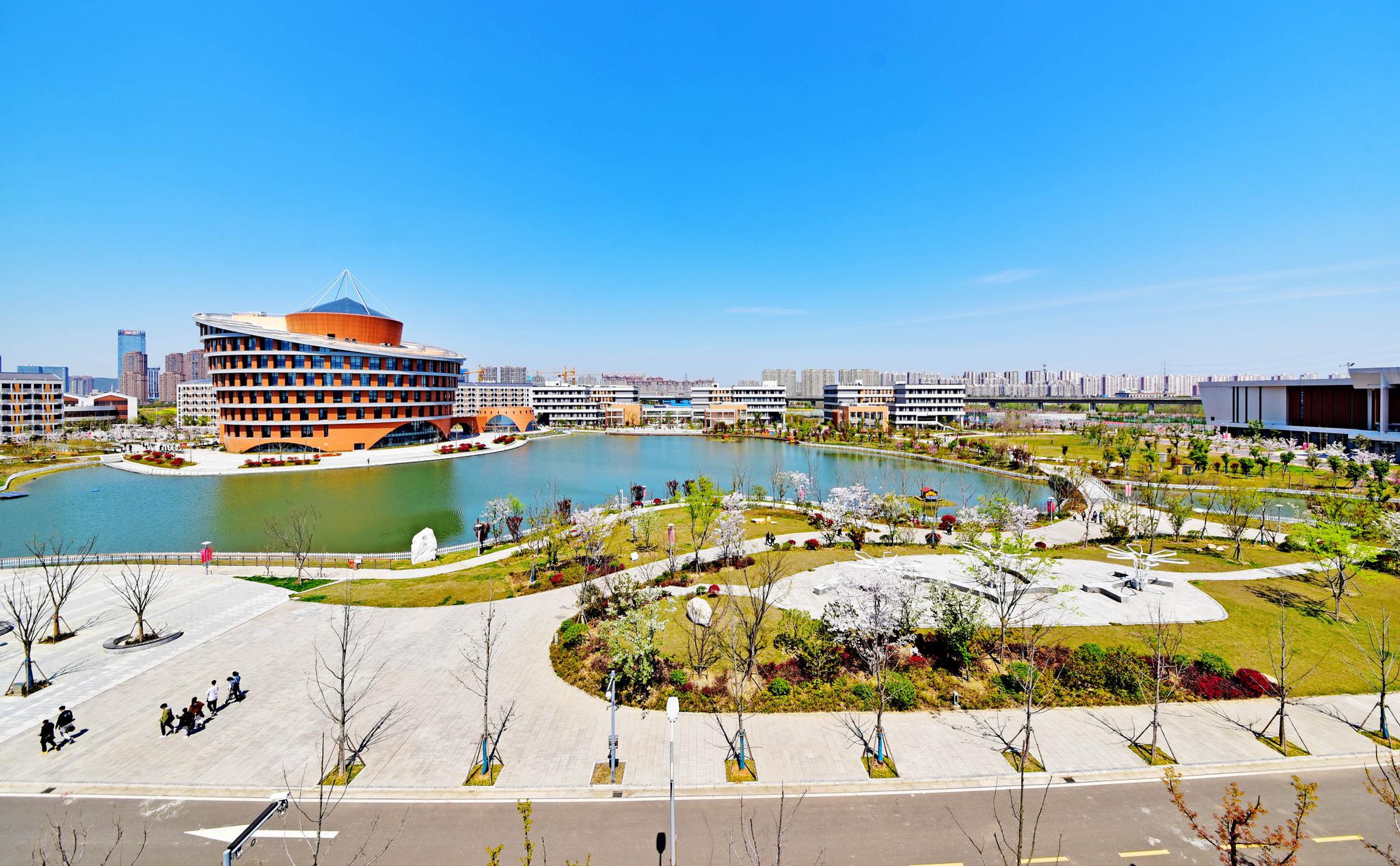 位于江苏无锡锡山区锡东新城的滨江学院,春满校园,跟着我的镜头感受