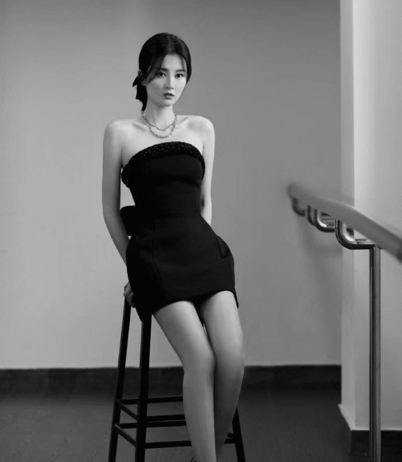 乔欣这种高瘦身材穿短裙真是合适!突出身材优势,大长腿好迷人