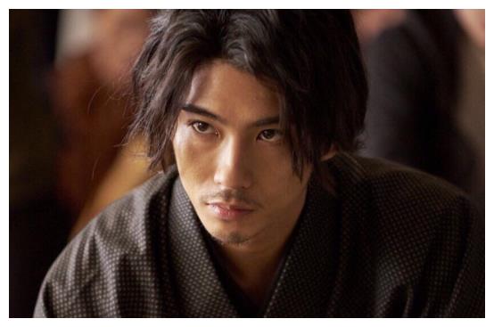 极具气质的演员,贺来贤人不仅颜值出众,角色拿捏也很到位