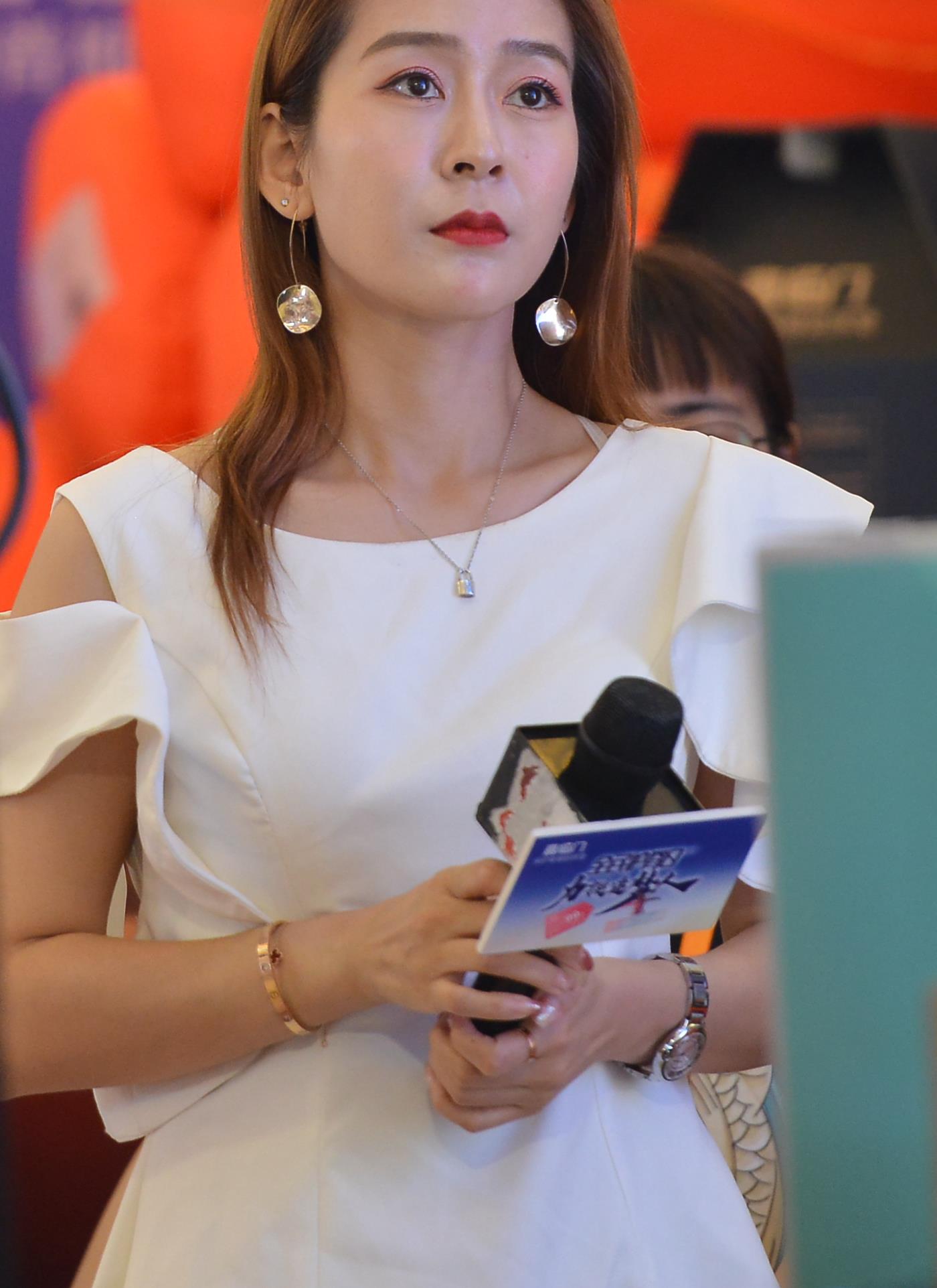 街拍:商场内白衣美女主持人 小姐姐颜值五官妆容精美