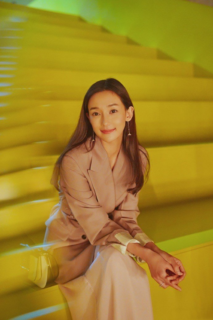 李若宁风衣配长裙女神范十足浅笑嫣然美得让人窒息