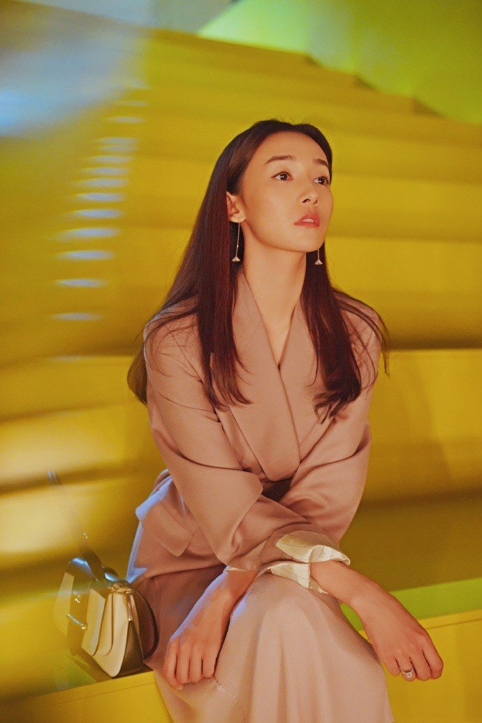 李若宁风衣配长裙女神范十足浅笑嫣然美得让人窒息