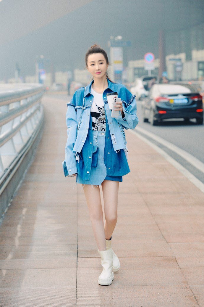 林静一身蓝色牛仔衬衫短裙穿搭,变身帅美蓝朋友,修长美腿吸睛_高清