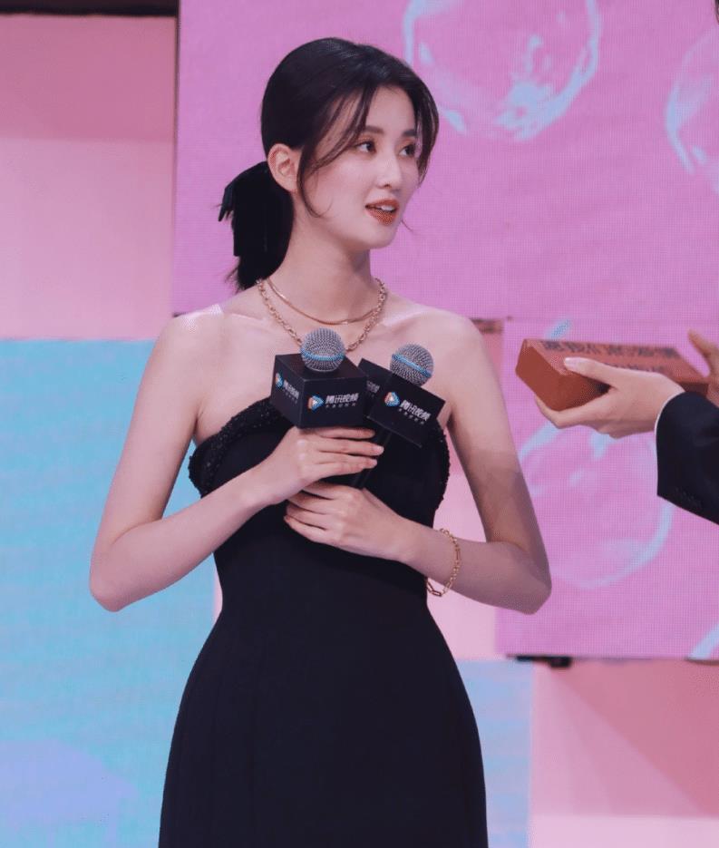 乔欣这种高瘦身材穿短裙真是合适!突出身材优势,大长腿好迷人