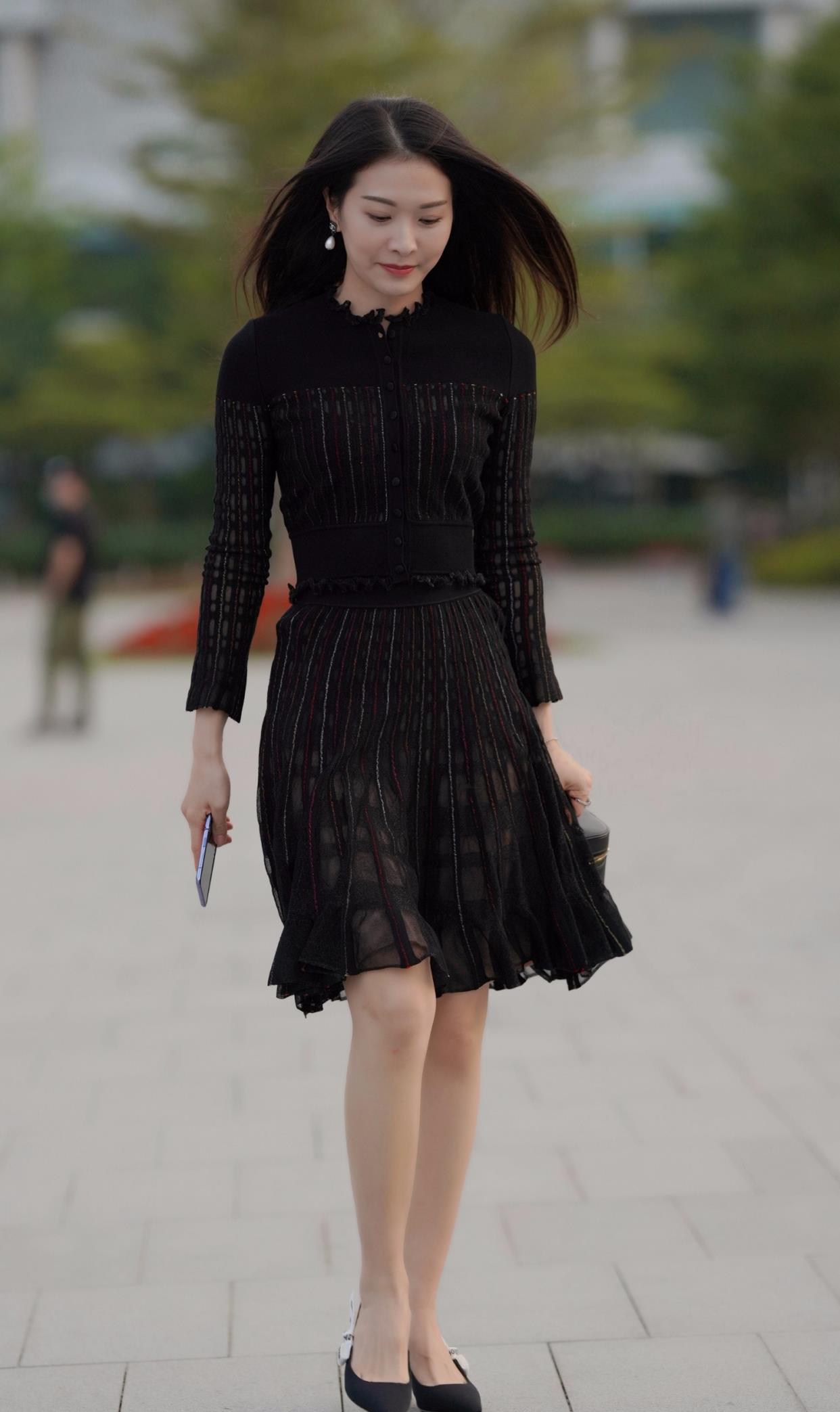 套装更适合职业女性美女选择黑色两件套裙子轻松穿出精致效果