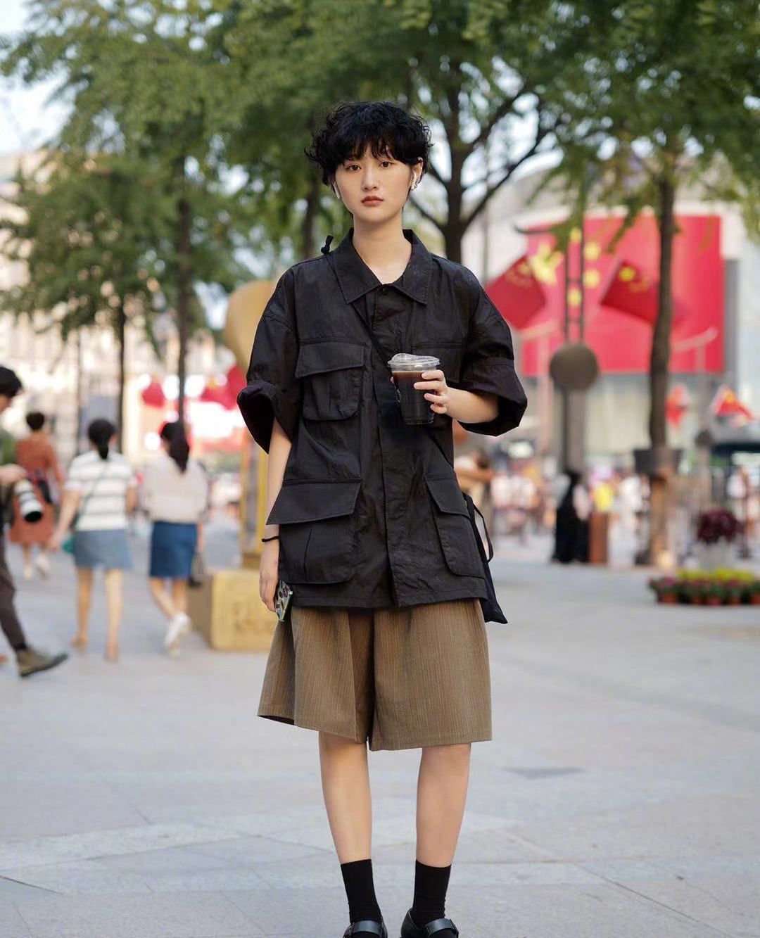 街拍,小姐姐黑色衬衫搭配棕色宽松短裤,短发时尚帅气十足