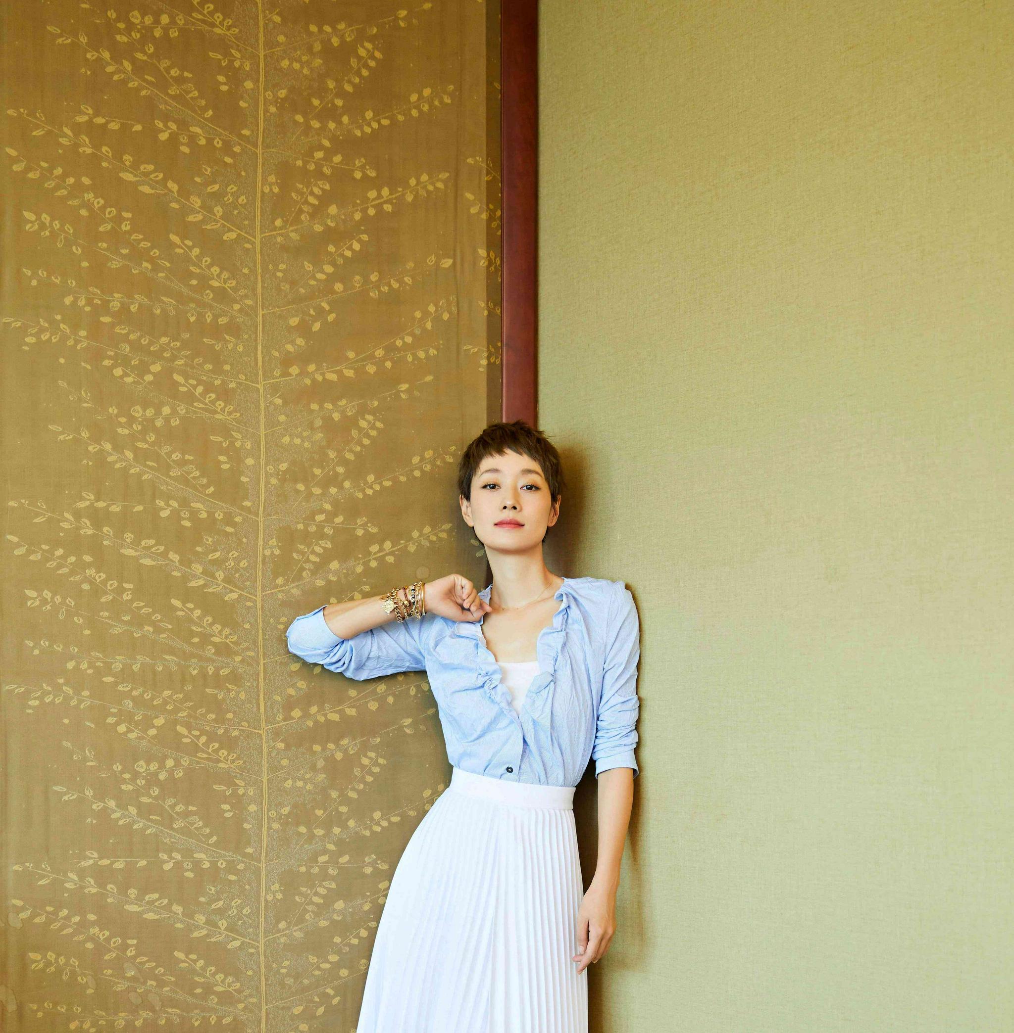 45岁的马伊琍现身机场大花裤配白色衬衫独自推行李太心酸了