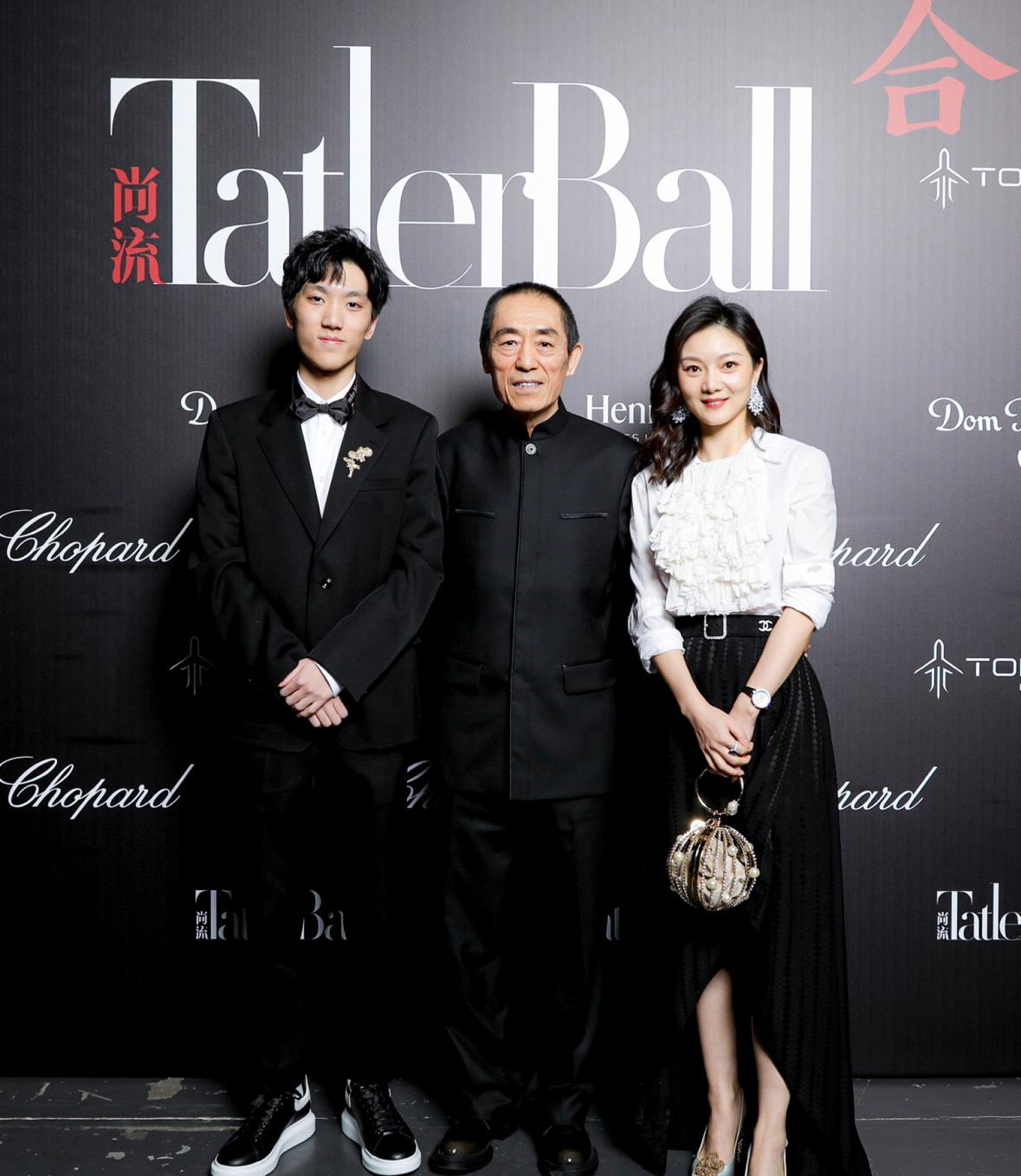 张艺谋娇妻罕见亮相,穿衬衫配黑裙简约又优雅,夫妻同框像两辈人|陈婷
