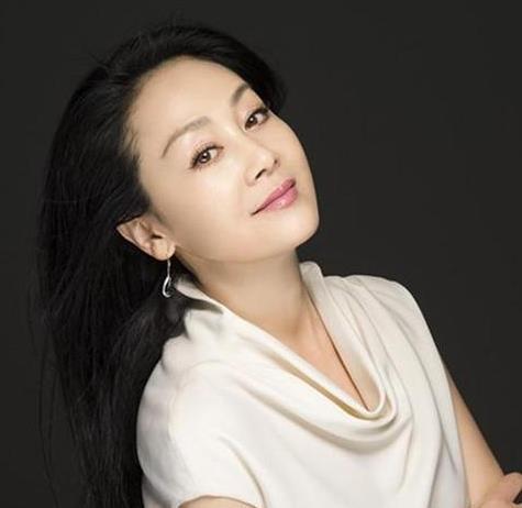 王姬出游装扮青春靓丽未戴口罩引起网友热议