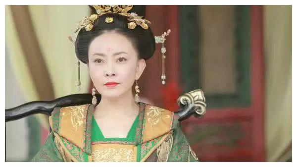 秦岚主演的琼瑶剧《又见一帘幽梦》里的沈随心,《遥远的婚约》里的乔