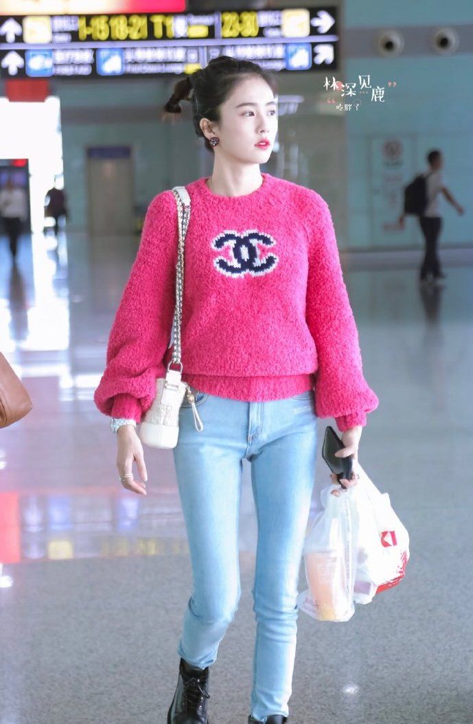 白鹿现身机场,身穿一件粉色上衣搭配牛仔裤,尽显少女心