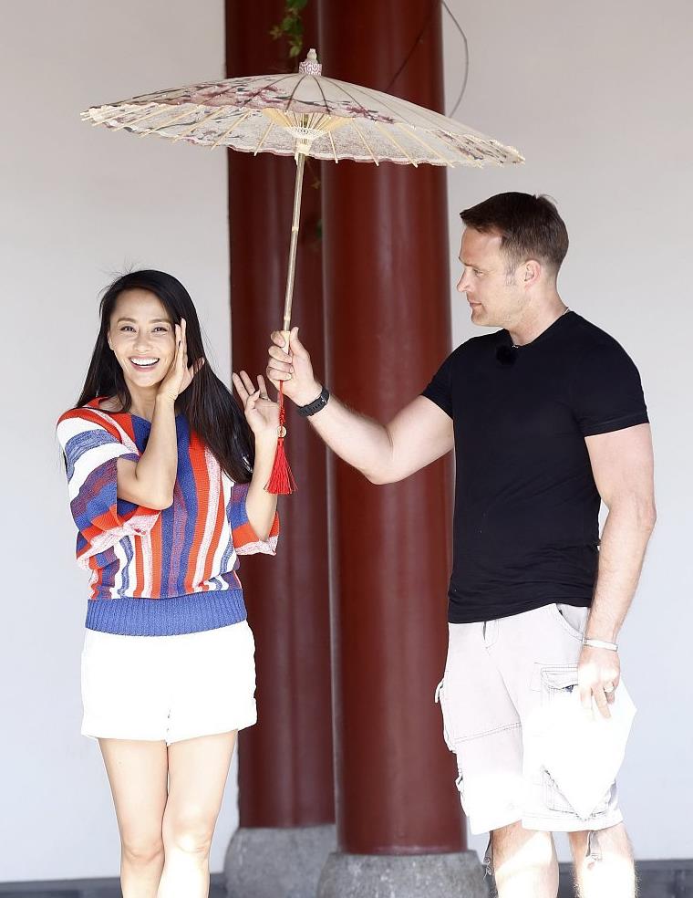 马雅舒夫妻上演妇唱夫随同穿t恤配短裤依偎老公娇羞似少女