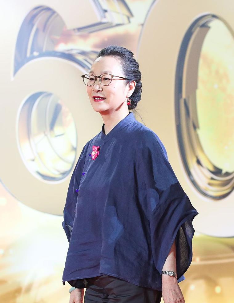 奚美娟越老越精神,穿黑裙踩跟鞋配琥珀项链,优雅盘发贵气又端庄