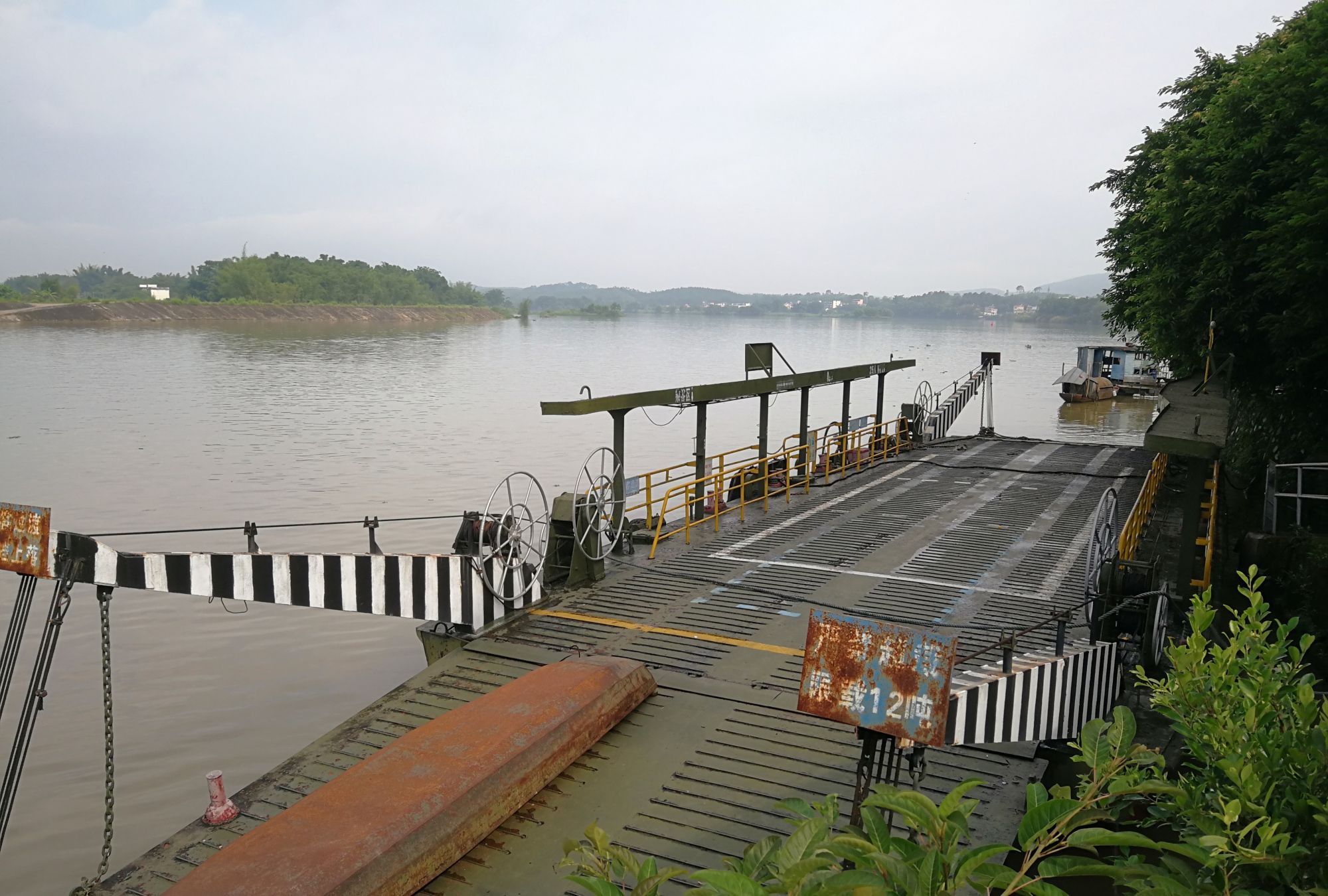 来韶关市犁市镇候船亭看渡船看渔民生活放飞心情