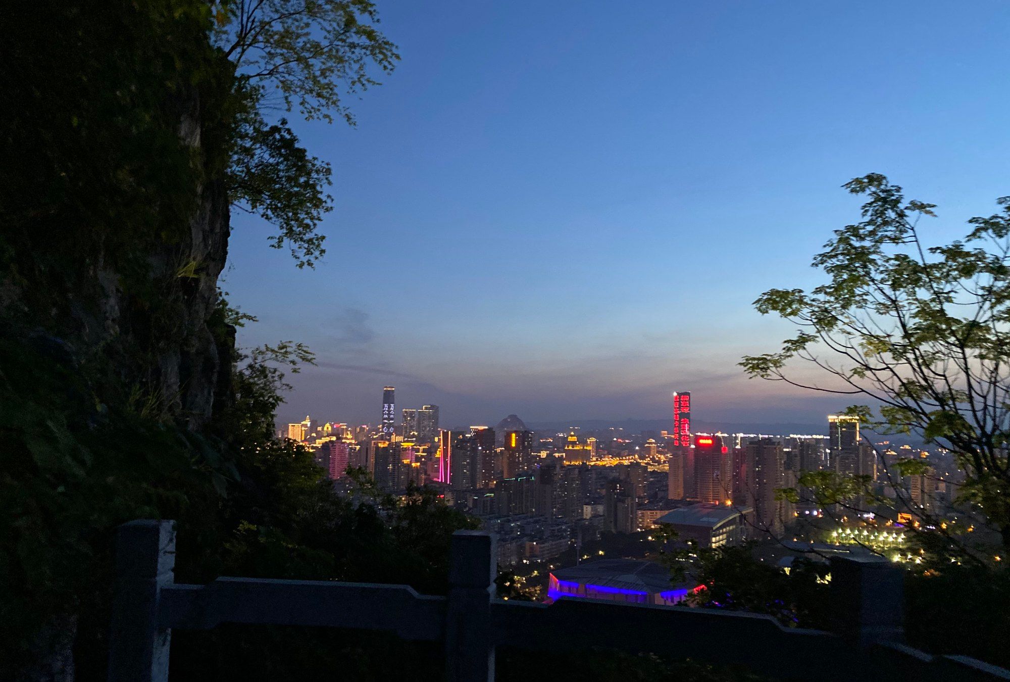 八月八月,华灯初上,在山顶远眺城市夜景