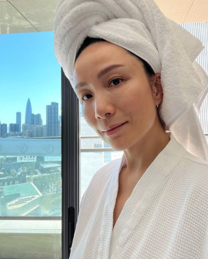 50岁胡蓓蔚素颜照曝光,被称为翻版王菲,嫁单立文14年无子