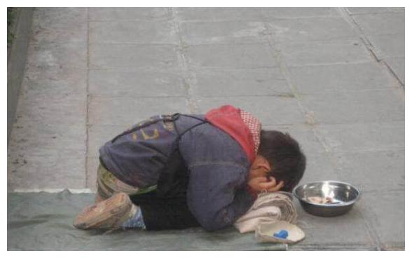 人贩子把孩子拐走之后,担心孩子会大声喊叫,所以就会把孩子的嘴巴塞住