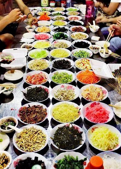 今天一家人热热闹闹的聚在一起包大丝娃娃吃,这是