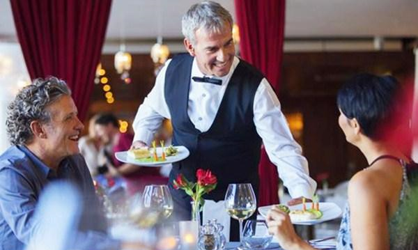 在西餐厅吃饭服务员端上柠檬水要是你喝掉是会被嫌弃的